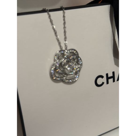 Chan*l Camillia necklacl silver - Picture 2 of 4